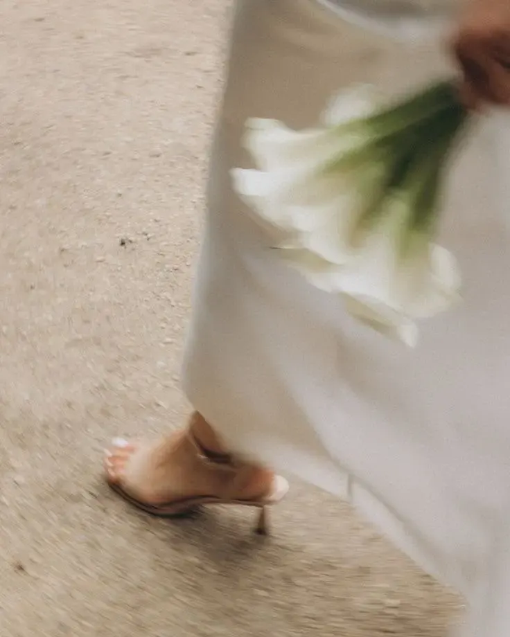 Braut mit einem Strauß Calla-Lilien