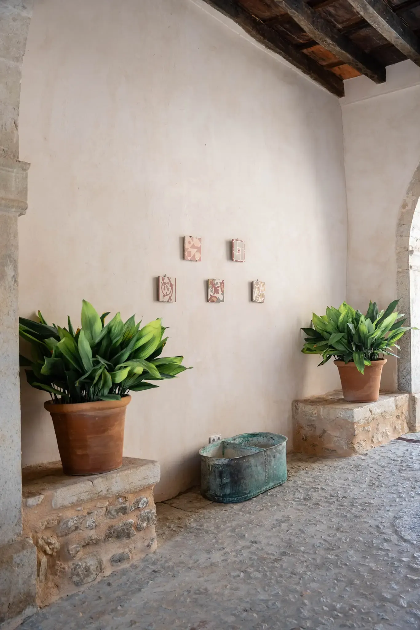 Mallorquinischer Innenhof mit Terrakottatöpfen und alten Fliesen